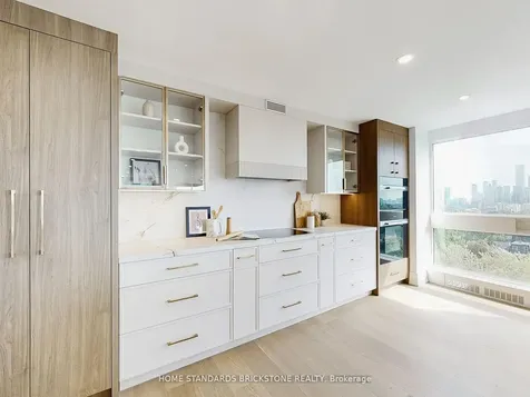 61 St Clair Avenue W Toronto ON M4V 2Y8