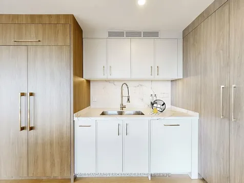 61 St Clair Avenue W Toronto ON M4V 2Y8