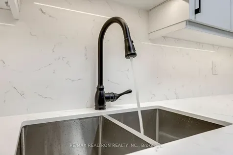 18 Hillcrest Avenue Toronto ON M2N 6T5