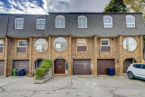18 Oaken Gate Way Toronto ON M2P 2A1