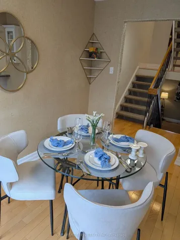18 Oaken Gate Way Toronto ON M2P 2A1