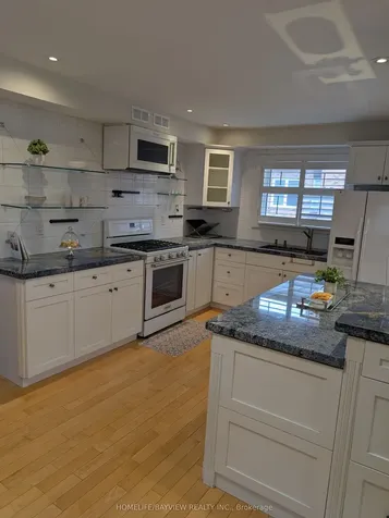 18 Oaken Gate Way Toronto ON M2P 2A1