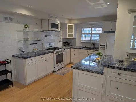 18 Oaken Gate Way Toronto ON M2P 2A1
