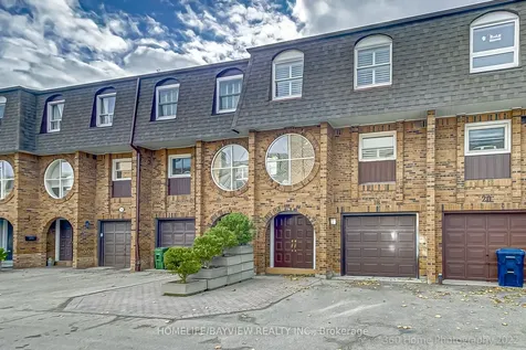 18 Oaken Gate Way Toronto ON M2P 2A1