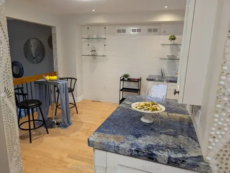 18 Oaken Gate Way Toronto ON M2P 2A1