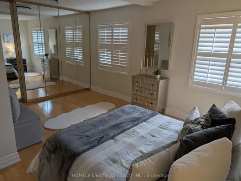 18 Oaken Gate Way Toronto ON M2P 2A1