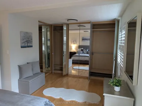 18 Oaken Gate Way Toronto ON M2P 2A1