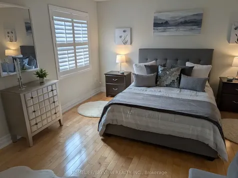 18 Oaken Gate Way Toronto ON M2P 2A1