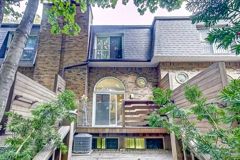 18 Oaken Gate Way Toronto ON M2P 2A1