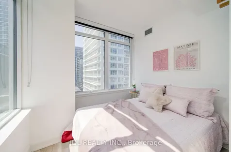 17 Bathurst Street Toronto ON M5V 0N1
