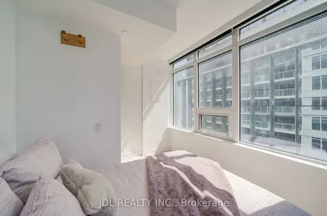 17 Bathurst Street Toronto ON M5V 0N1