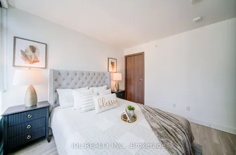 17 Bathurst Street Toronto ON M5V 0N1