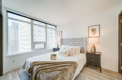 17 Bathurst Street Toronto ON M5V 0N1