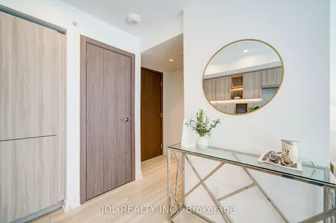 17 Bathurst Street Toronto ON M5V 0N1