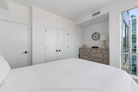 10 Yonge Street Toronto ON M5E 1R4