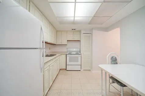 10 Muirhead Road Toronto ON M2J 4P9