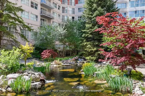 18 Concorde Place Toronto ON M3C 3T9