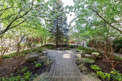 18 Concorde Place Toronto ON M3C 3T9