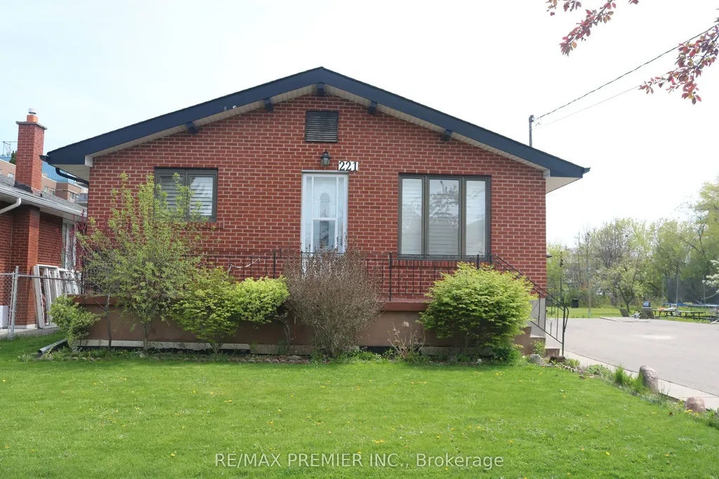 221 Cocksfield Avenue Toronto ON M3H 3T6
