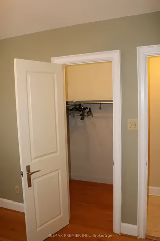 221 Cocksfield Avenue Toronto ON M3H 3T6