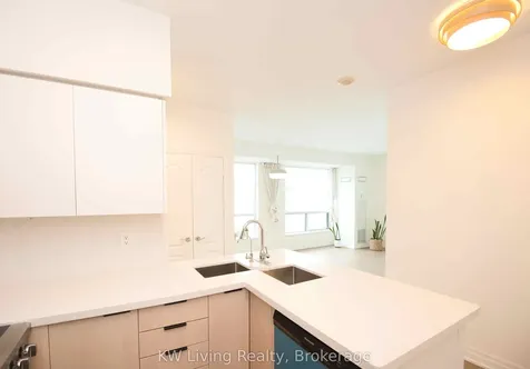 21 Hillcrest Avenue Toronto ON M2N 7K2