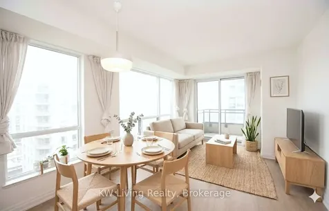 21 Hillcrest Avenue Toronto ON M2N 7K2