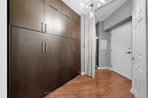 228 Queens Quay W Toronto ON M5J 2X1