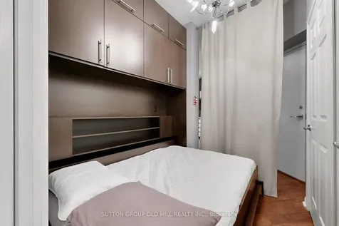 228 Queens Quay W Toronto ON M5J 2X1