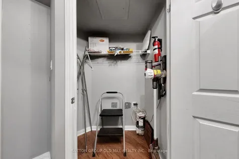 228 Queens Quay W Toronto ON M5J 2X1