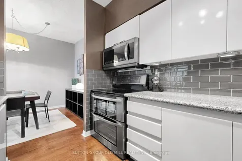 228 Queens Quay W Toronto ON M5J 2X1