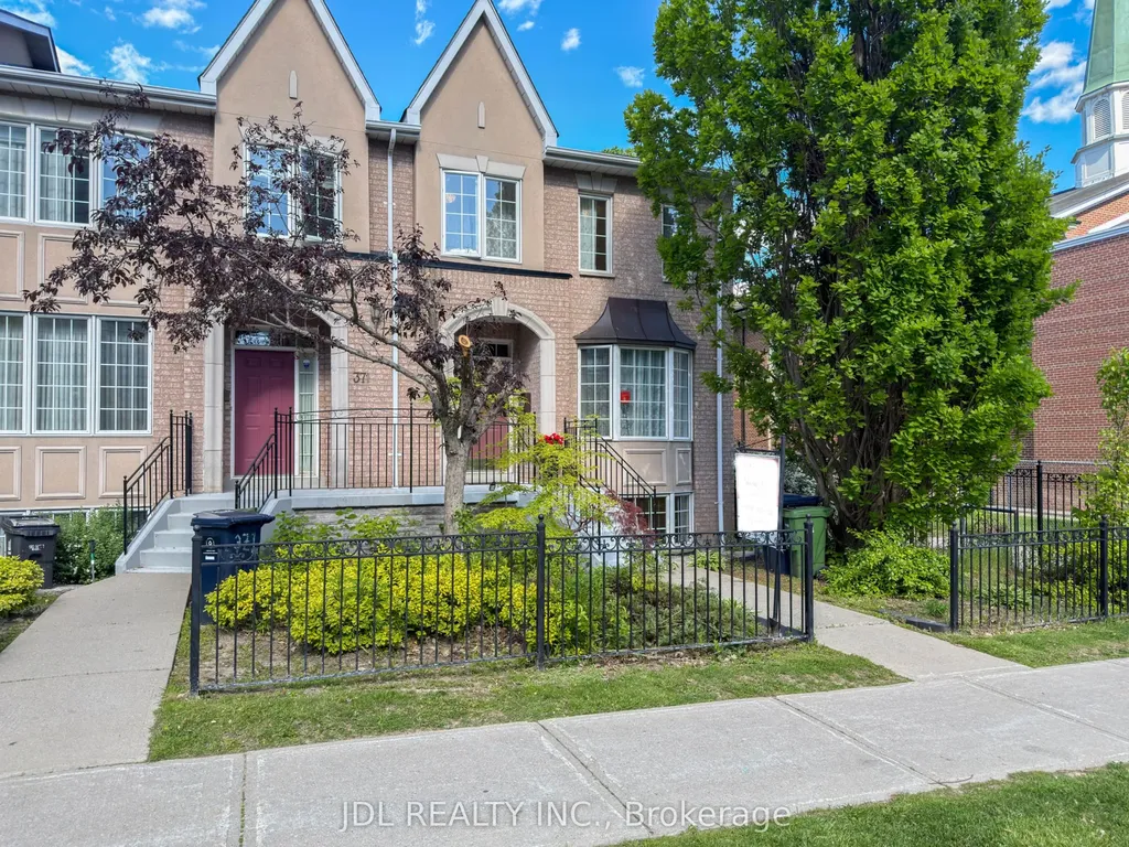 369 Kenneth Avenue Toronto ON M2N 4V9