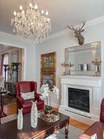 369 Kenneth Avenue Toronto ON M2N 4V9