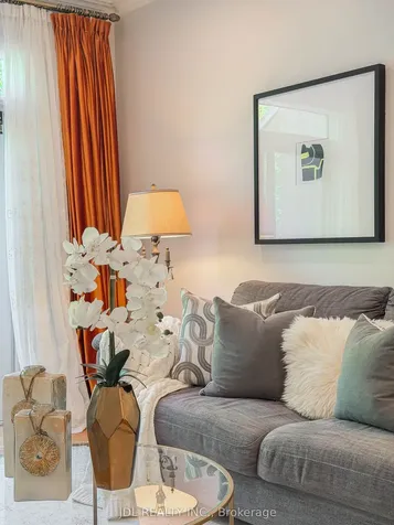369 Kenneth Avenue Toronto ON M2N 4V9
