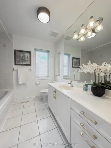 369 Kenneth Avenue Toronto ON M2N 4V9