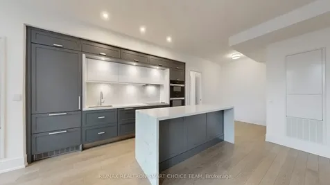 10 Inn On The Park Drive Toronto ON M3C 0P9
