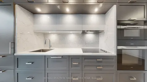 10 Inn On The Park Drive Toronto ON M3C 0P9
