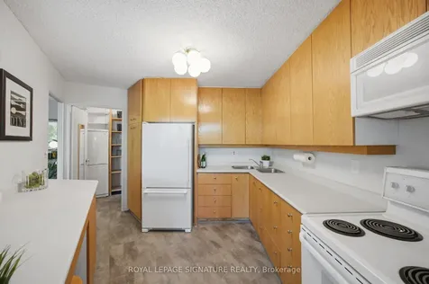 15 Vicora Linkway N/a Toronto ON M3C 1A8