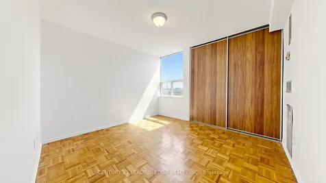 20 Edgecliff Golfway Toronto ON M3C 3A4