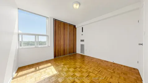 20 Edgecliff Golfway Toronto ON M3C 3A4