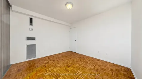 20 Edgecliff Golfway Toronto ON M3C 3A4