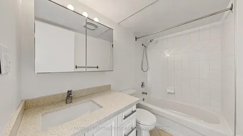 20 Edgecliff Golfway Toronto ON M3C 3A4