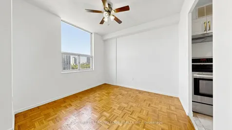 20 Edgecliff Golfway Toronto ON M3C 3A4