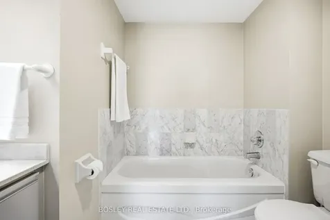 5 Concorde Place Toronto ON M3C 3M8