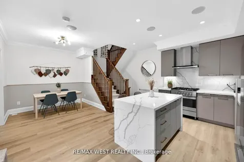 7 Oakburn Crescent Toronto ON M2N 2T5