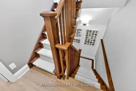 7 Oakburn Crescent Toronto ON M2N 2T5