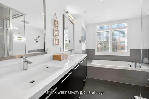 7 Oakburn Crescent Toronto ON M2N 2T5