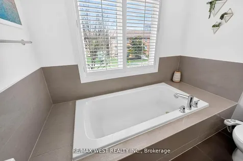 7 Oakburn Crescent Toronto ON M2N 2T5