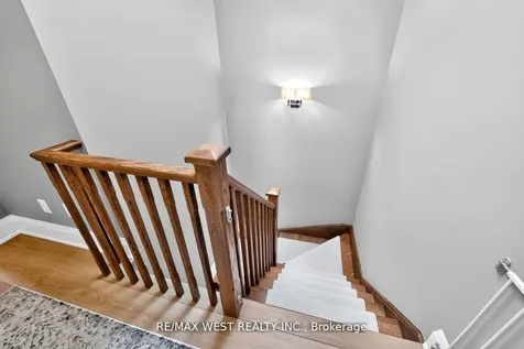 7 Oakburn Crescent Toronto ON M2N 2T5
