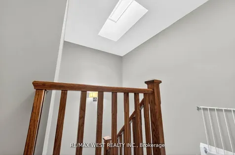 7 Oakburn Crescent Toronto ON M2N 2T5