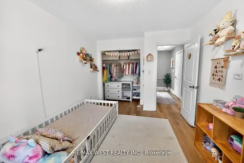 7 Oakburn Crescent Toronto ON M2N 2T5
